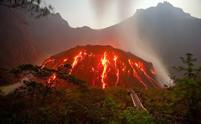 Gunung di Indonesia yang Pernah Meletus Dasyat gunung kelud