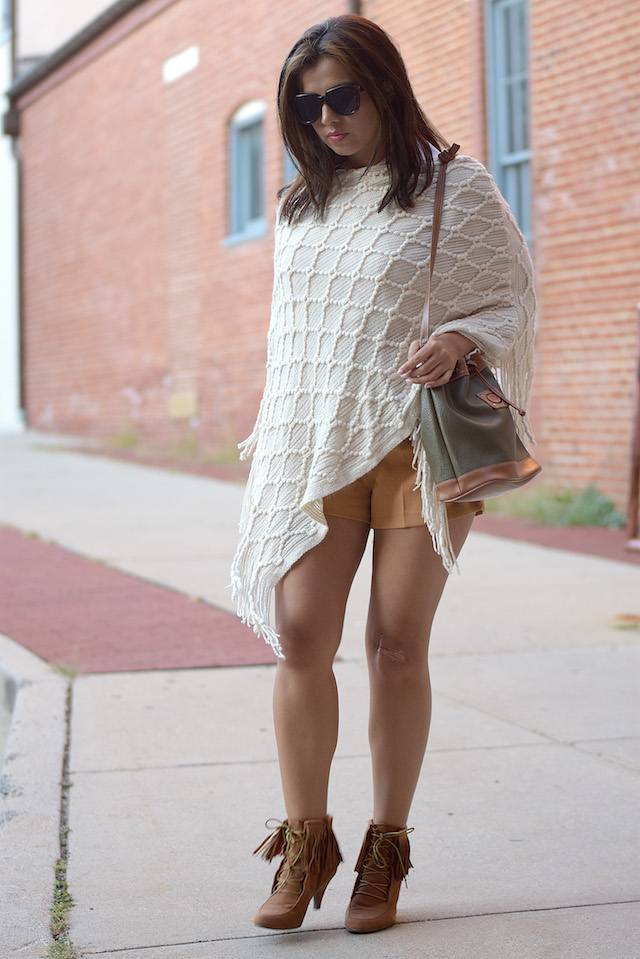 Wearing: Poncho: Choies Two Pieces Outfit: SheIn Boots/Botines: JustFab