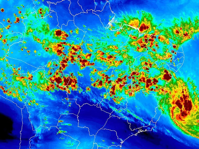 Ciclone se aproxima da Bahia e é reclassificado como tempestade tropical