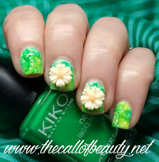 Daisies Manicure