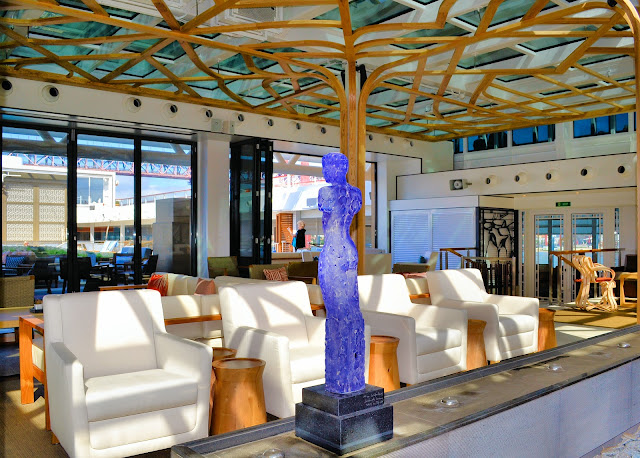 Tree-like structures continue the homage to Odin and his ravens within the Wintergarden. In the foreground, a beautiful quartz sculpture decorates a small divider between the sitting area and bar.