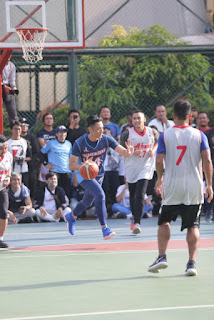 AHY dan Sandiaga Uno Main Basket Sambil Bahas Materi Debat Malam Ini AHY dan Sandiaga Uno Main Basket Sambil Bahas Materi Debat Malam Ini
