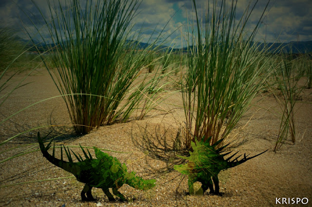 dos dinosaurios en la playa de hondarribia