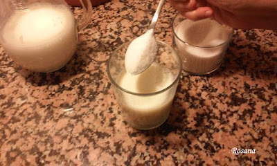 un vaso de leche con azucar