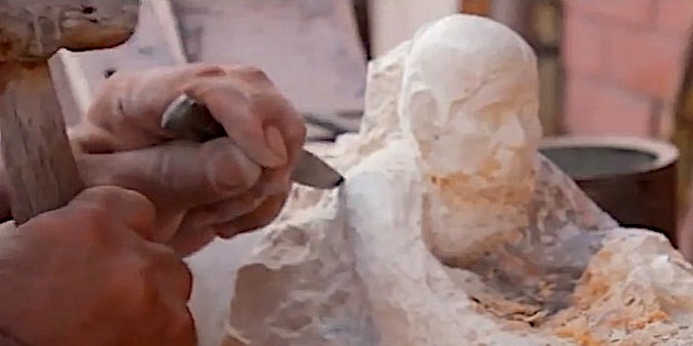 Imagen de tallado de figura humana en piedra combarbalita