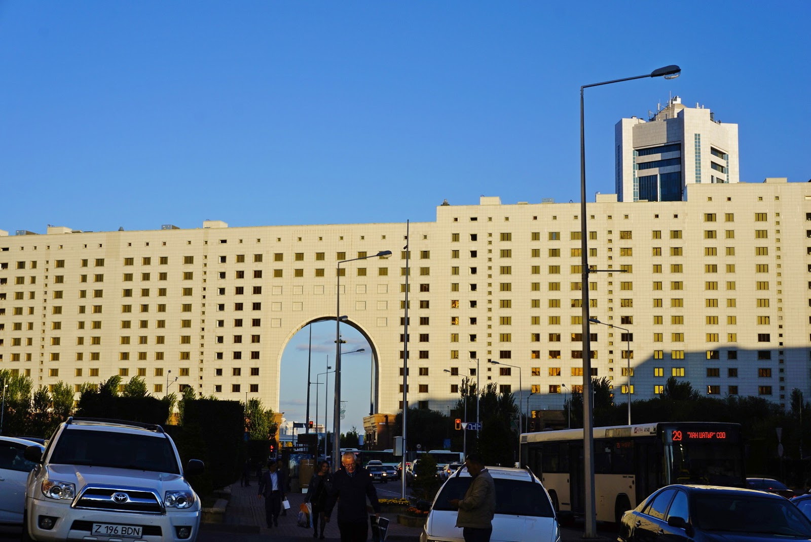 дом министерств нурсултан. дом правительства в нурсултане. дом министров в астане. дом министра. длинные здания.