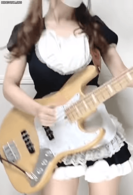 묵직하게 베이스 치는 여자