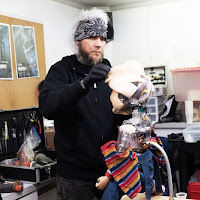 Child's Play | Foto do rosto do novo Chucky vaza e decepciona os fãs Todd Masters, da MastersFX, montando um dos animatronics para o novo Child’s Play. Child's Play | Foto do rosto do novo Chucky vaza e decepciona os fãs Todd Masters, da MastersFX, montando um dos animatronics para o novo Child’s Play.
