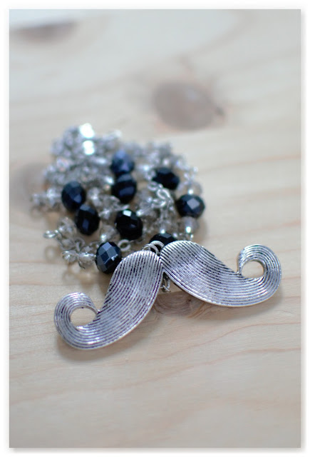 sautoir moustache et perles noires