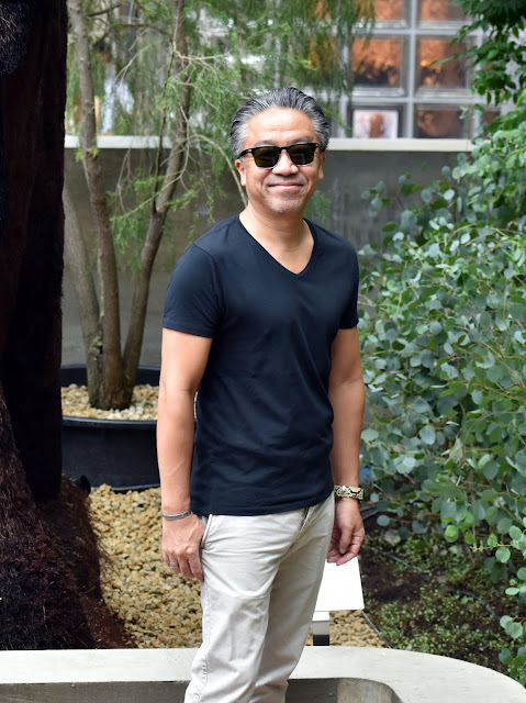 Tシャツとスラックスのコーディネート