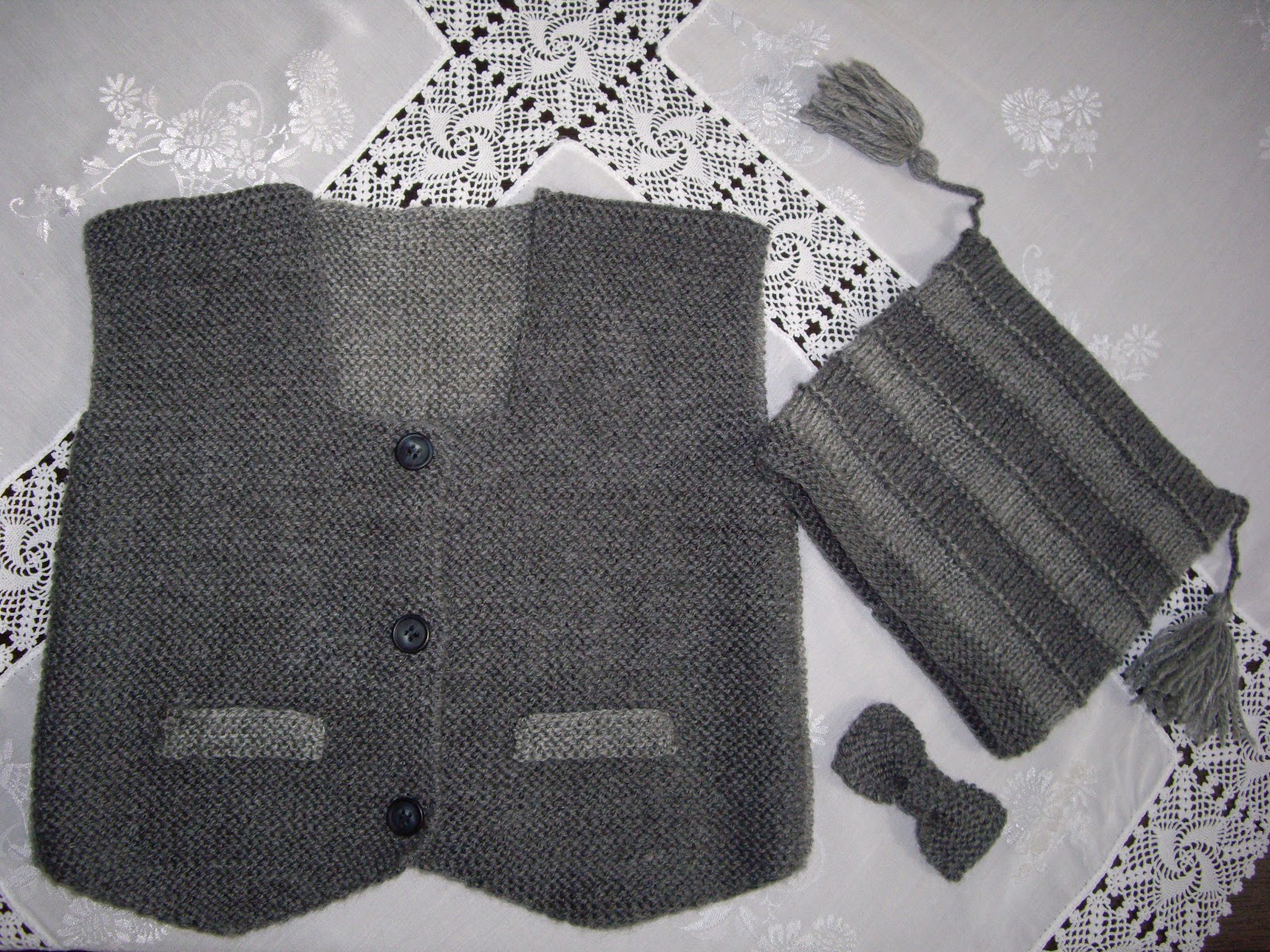 FATES�in örgüleri erkek bebek yeleği (cepken)şapka ve papyonu