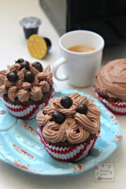 A delicious burst of coffee goodness in every bite of these Chocolate Cappuccino Cupcakes with a luscious espresso-flavored buttercream frosting! Perfect pair with your morning coffee! | manilaspoon.com