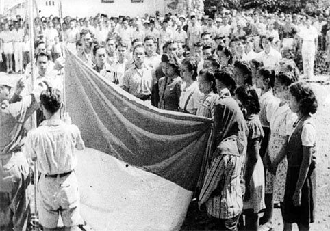 Bendera Indonesia dikibarkan pada proklamasi kemerdekaan 17 Agustus 1945