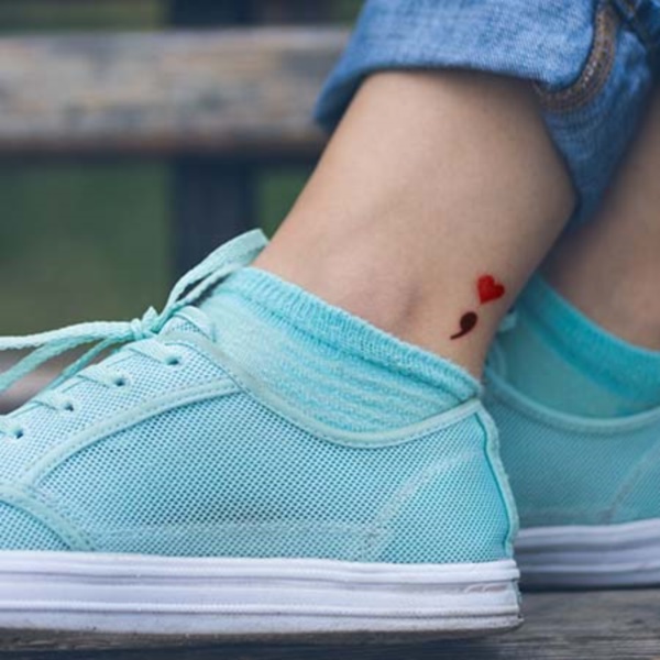 Tatuagens de ponto e virgula Tatuagens de ponto e virgula