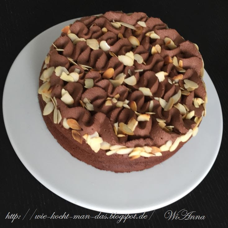 Kuchen besteht aus einem saftigen Browniählichen Boden mit dunkler Kuchen besteht aus einem saftigen Browniählichen Boden mit dunkler