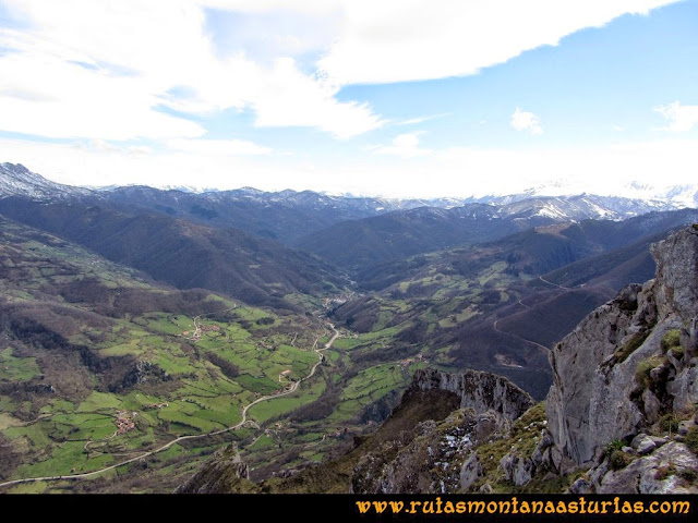 Ruta pico Gorrión - Mayor: Vista del valle a Bárzana Ruta pico Gorrión - Mayor: Vista del valle a Bárzana