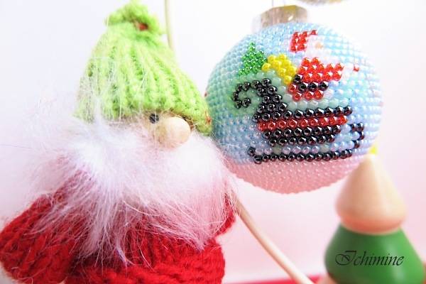 ビーズ編みのクリスマスボール