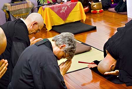 Sedang berlutut dalam upacara agama