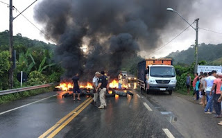 Trégua não funciona; caminhoneiros entram no 5º dia de greve Trégua não funciona; caminhoneiros entram no 5º dia de greve