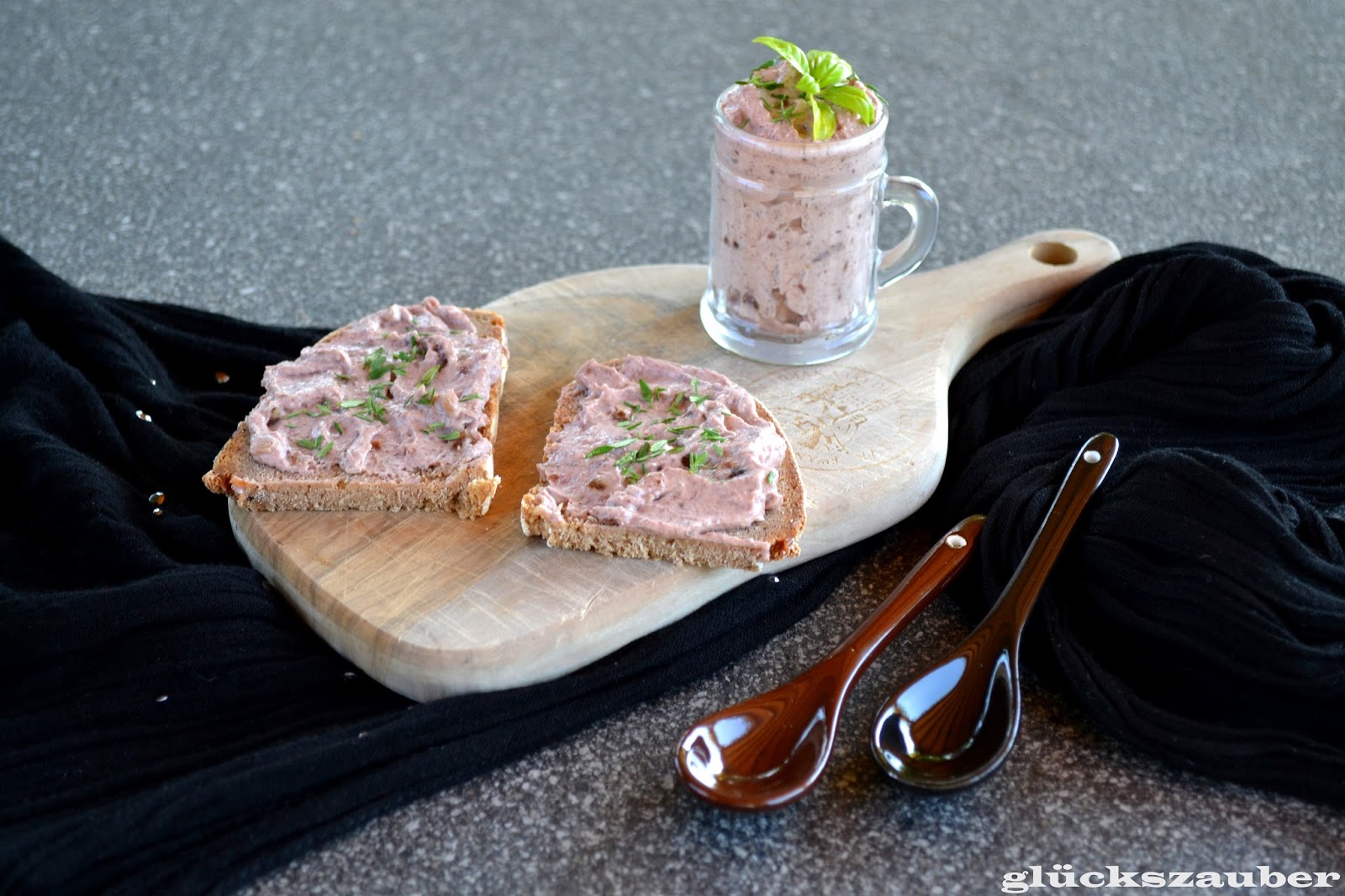 glückszauber : Oliven-Dattel-Aufstrich glückszauber : Oliven-Dattel-Aufstrich