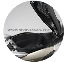 YAMAHA NNMAX : KOMPARTEMEN BOX Cukup ruang untuk helm ekstra besar YAMAHA NNMAX : KOMPARTEMEN BOX Cukup ruang untuk helm ekstra besar