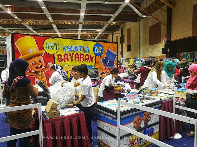 Masing-masing membeli buah tangan untuk yang tersayang Suasana Meriah Di Karnival Upin & Ipin 2017