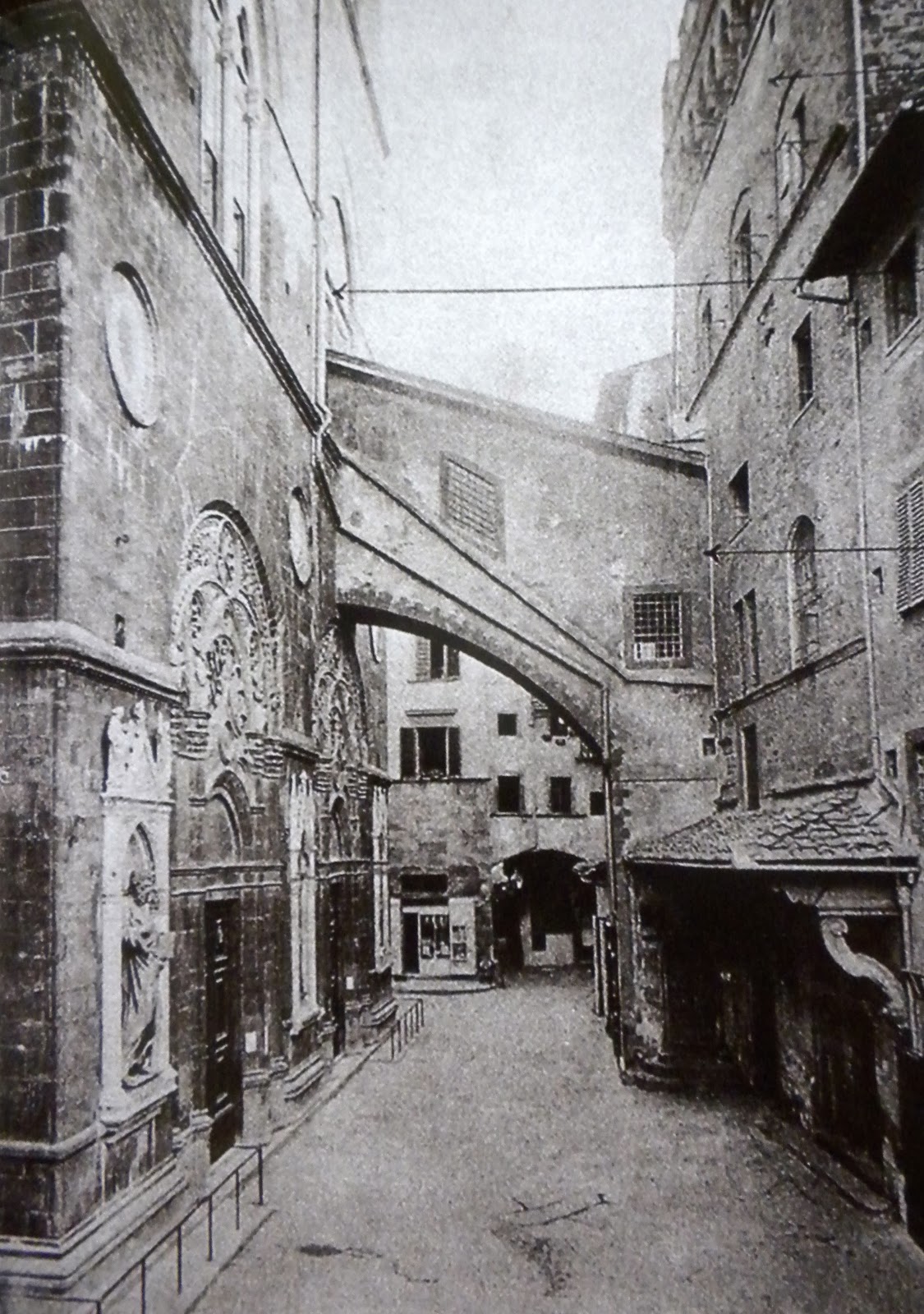 Arte della Lana and former covered bridge to Orsanmichele