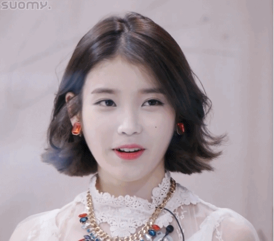 다리꼬는 단발 아이유