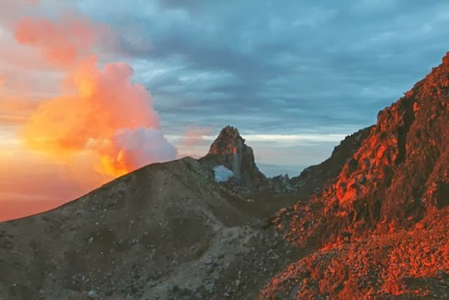 Puncak Gunung Sinabung Kala Matahari Terbit Puncak Gunung Sinabung Kala Matahari Terbit