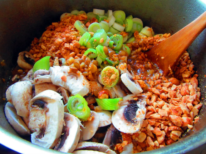 Elephant soup by Laka kuharica: add the onions, peanuts, lentils, mushrooms, and leek. 