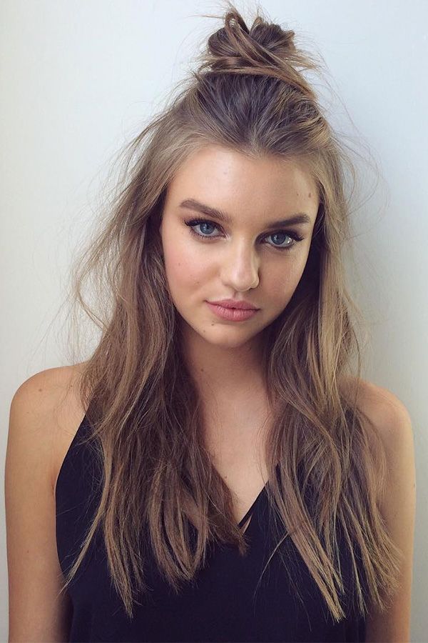 S T Y L E D E C O R U M Hair Half Up Messy Bun