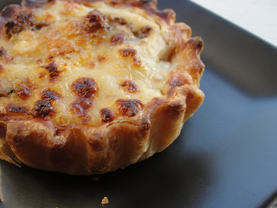 imagen que representa un quiche con queso gratinado