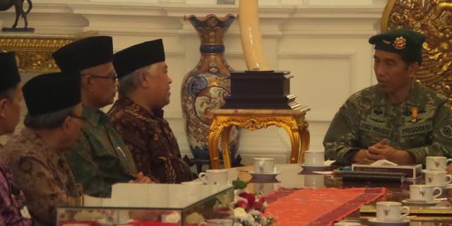 Jokowi Pakai Baju Tentara