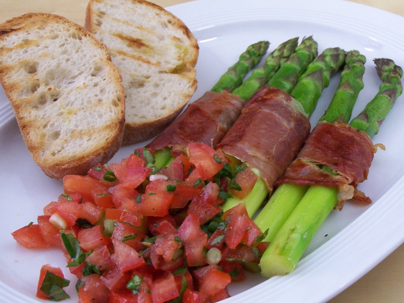 Lecker Bentos und mehr: Gegrillter Spargel mit Tomaten-Vinaigrette