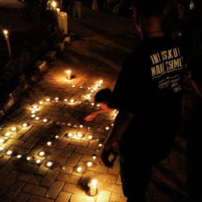 Komunitas Earth Hour Bekasi di halaman Gedung Juang Tambun
