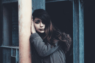 Depression, Einsamkeit nach Tod des Partners, Leben nach dem Tod, tod des Partners, Trauer bewältigen, Trauerbewältigung, Traurigkeit überwinden, Trauer verarbeiten, Grab, Hinterbliebenen, Trauernde, Witwe, Witwer Als Hinterbliebene eines geliebten Menschen müssen Sie die Trauer verarbeiten