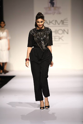 Puja Gupta Walks the Ramp for House of Chic on LFW 2013