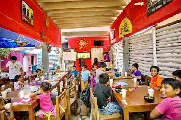 Niños toman clases en bar de Juchitán porque SEP se ha olvidado de ellos. Niños toman clases en bar de Juchitán porque SEP se ha olvidado de ellos.