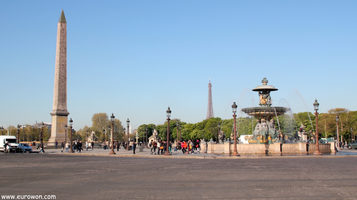 Plaza de la Concordia con obelisco de Luxor y Torre Eiffel