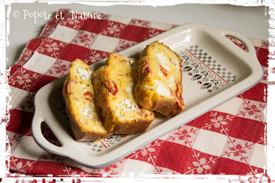 Cake à la feta, aux piminentos del Piquillo et aux pignons de pin