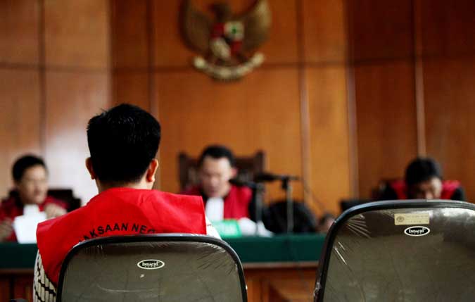 Terdakwa Akui Jual Sabu Kepada Oknum Polisi Ambon, Malukupost.com - Ismail Salampessy alias Istu (32), terdakwa kasus penyalahgunaan narkoba mengaku menjual sabu kepada Bripka Fauzi Reza Rabul alias Oji, oknum anggota Polres Namlea, Kabupaten Buru. "Yang bersangkutan juga baru selesai menjalani hukumannya terkait kasus narkoba dan dia memberikan uang tunai Rp2,5 juta kepada saya untuk membeli kate sabu seberat satu gram," kata Ismail di Ambon, Kamis (16/3).