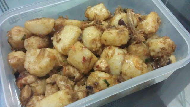 Docang dengan lontong dan bawang goreng