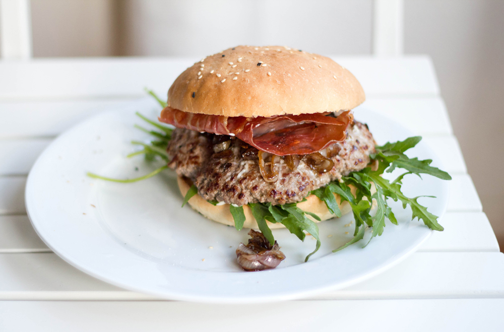 Burger mit frischen Hamburger-Brötchen, Balsamico-Schalotten, Rucola ... Burger mit frischen Hamburger-Brötchen, Balsamico-Schalotten, Rucola ...