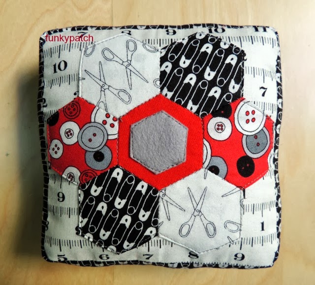 acerico cuadrado con aplicación de hexágonos por http://funkypatch.blogspot.com.es/