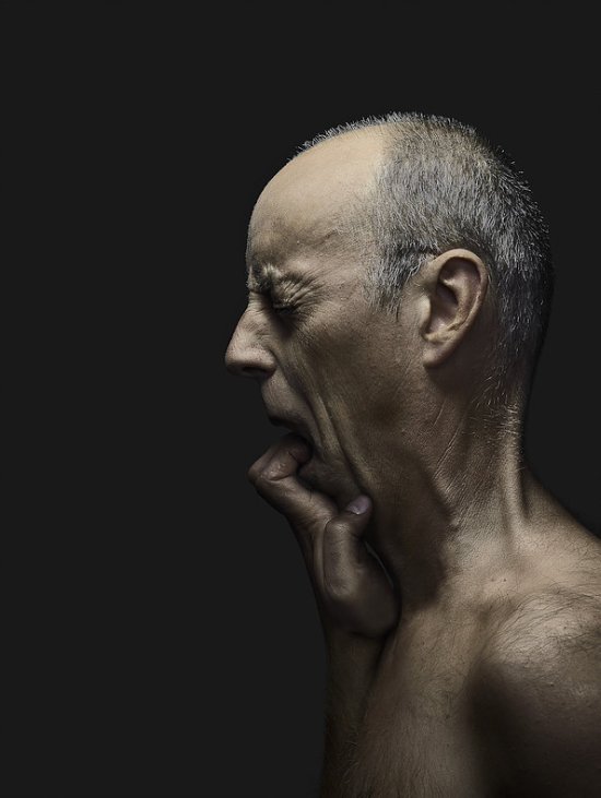 Mãos saindo pelo corpo nas bizarras fotografias e foto-manipulações de Babak Hosseiny e Jeffrey Vanhoutte Babak Hosseiny and Jeffrey Vanhoutte fotografia photoshop mãos saindo do corpo bizarro