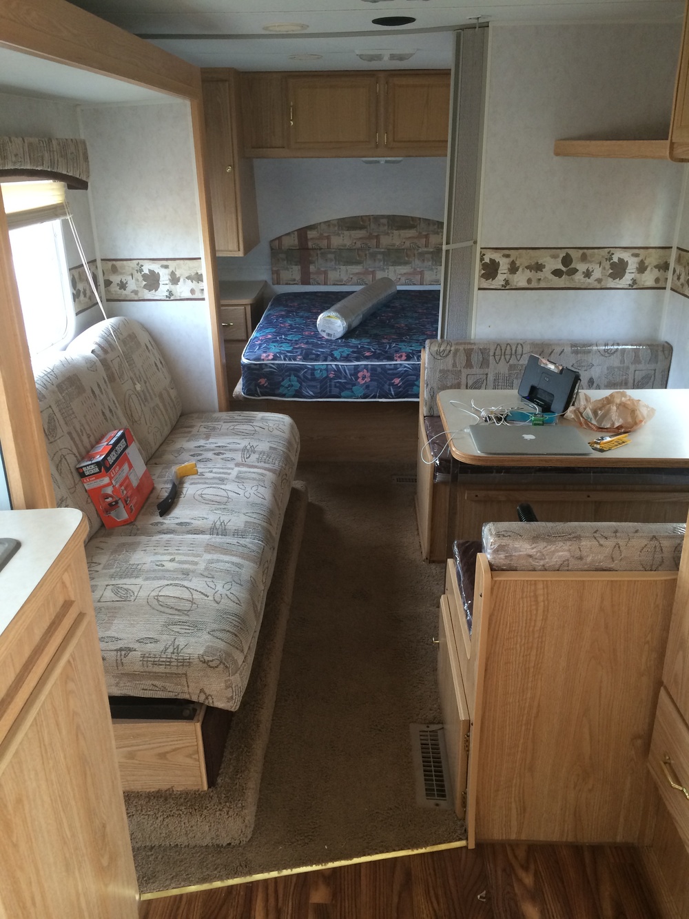 igual Dormitorio grabadora Una caravana reformada por completo, con una cocina espectacular - Blanco y  de madera