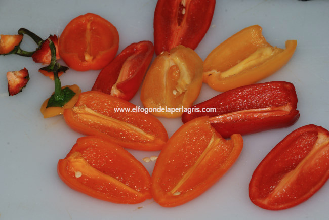 Cortar por la mitad los pimientos Cortar por la mitad los pimientos