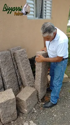 Pedra folheta para calçamento de pedra com guia de pedra.