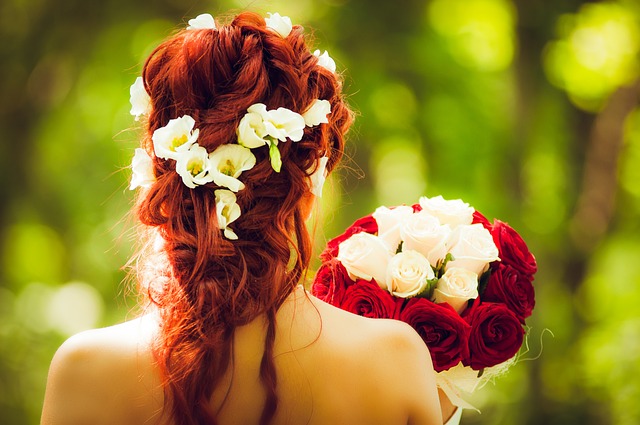 bó hoa cầm tay cô dâu màu đỏ và trắng