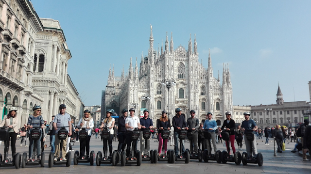 Grupo fazendo passeio de Segway na Piazza del Duomo